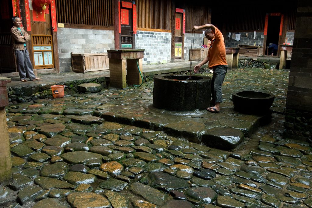 居民从水井打水。